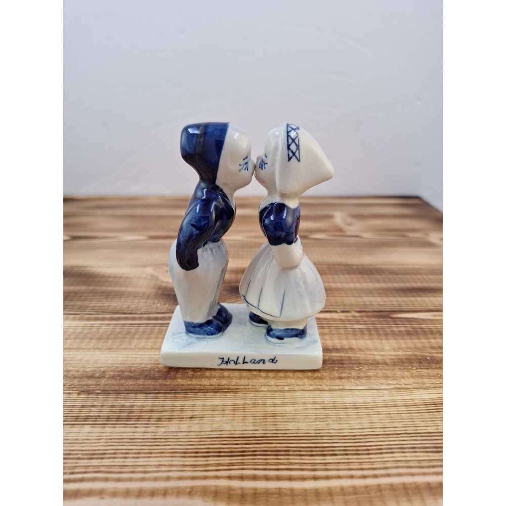 Vintage Delft Blue Holland Kissing Boy And Girl - Figurine
